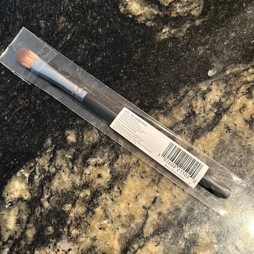 Morphe M166 Oval Shadow Brush